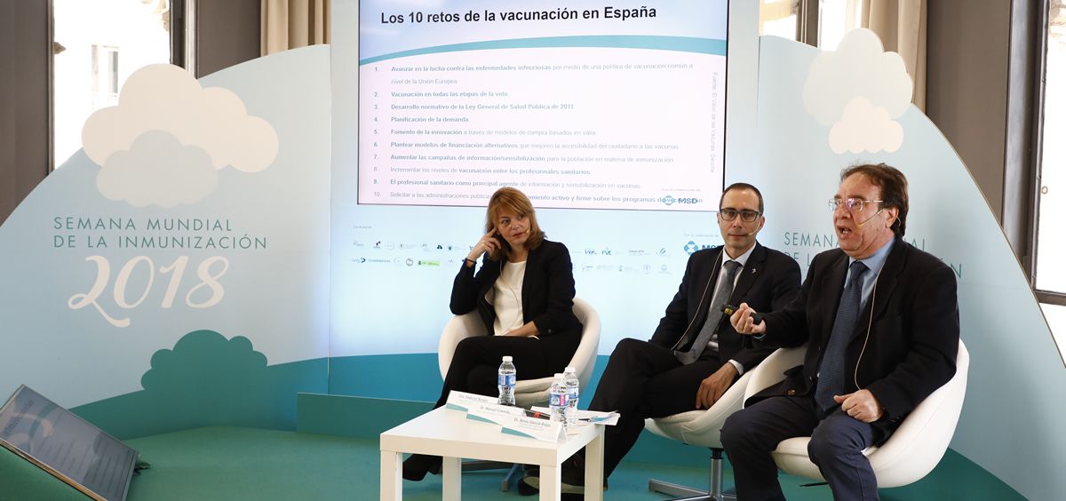 De izq. a dcha.: Federica Burgio, Manuel Cotarelo y Amós García Rojas durante la presentación de la campaña sobre vacunación