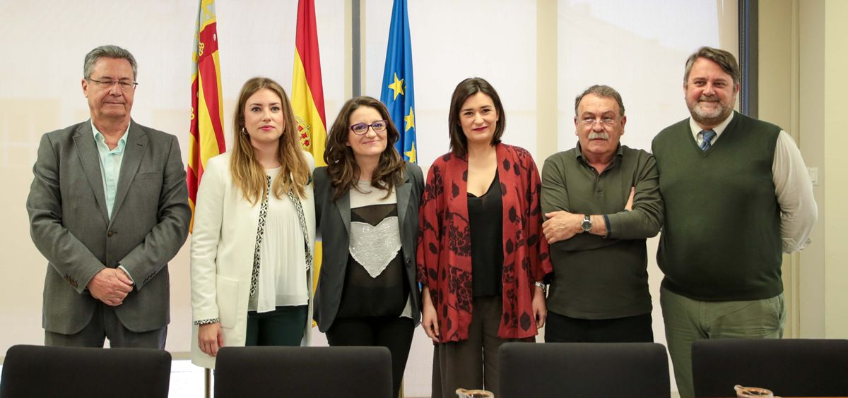 Las consejeras de Igualdad y Sanidad de la Comunidad Valenciana, Mónica Oltra y Carmen Montón, en el centro de la imagen durante la presentación del acuerdo de colaboración.