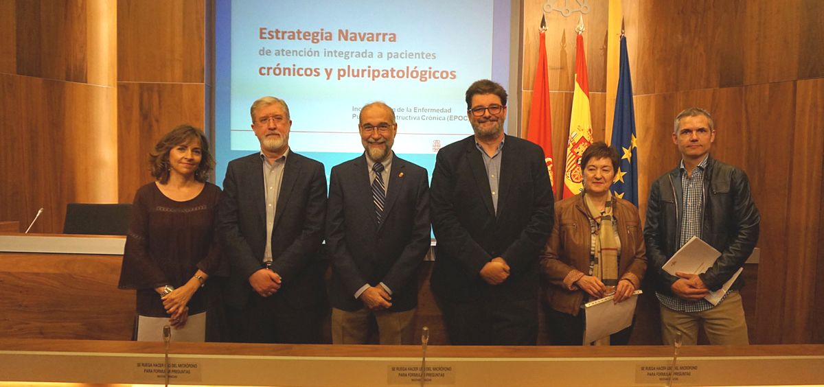 El consejero de Salud de Navarra, Fernando Domínguez, entre los que han presentado las novedades con respecto a la EPOC.