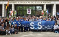 Representantes de asociaciones de diabetes de toda España frente al Ministerio de Sanidad