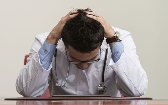 El 40% de los médicos reconoce haber sufrido acoso o maltrato laboral por sus superiores 