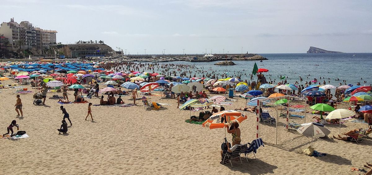 Turistas disfrutan de un día de playa en Benidorm