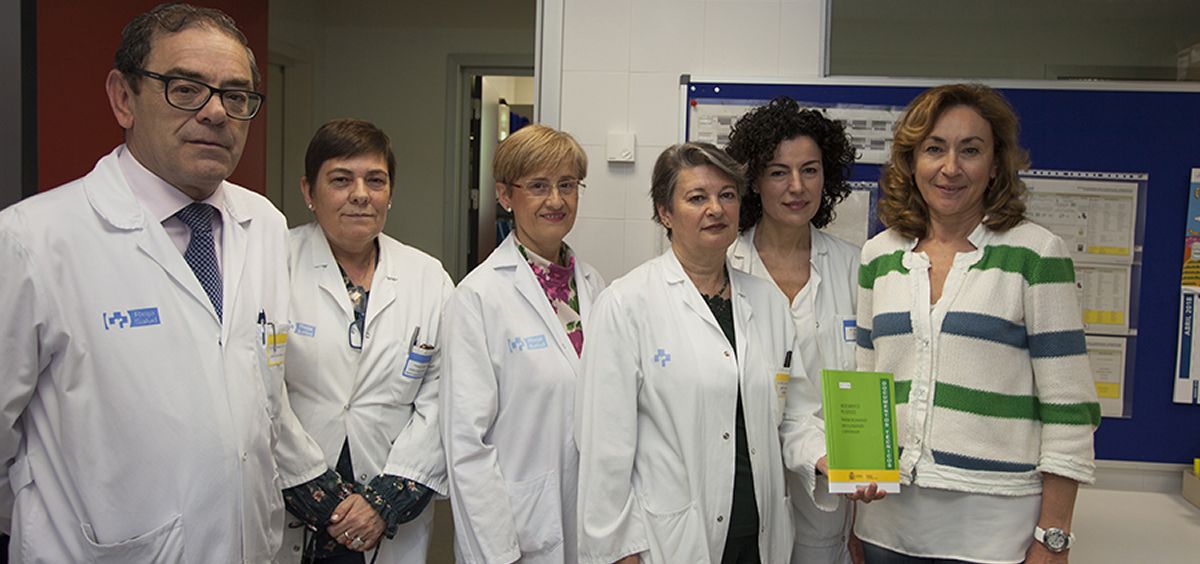 María Martín con el director del Área de Salud, José Miguel Acítores y la directora de Enfermería, Yolanda Caro.