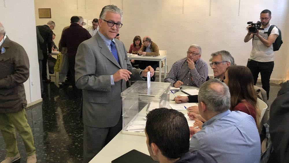 El doctor Agustín Navarro deposita su voto este jueves en las elecciones del Colegio Oficial de Médicos de Valencia