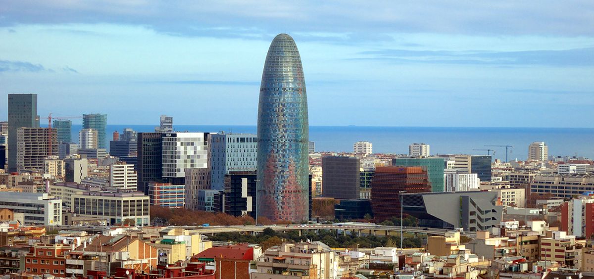 La Torre Agbar de Barcelona, de ser la sede de la EMA a acoger las oficinas de Facebook para perseguir las 'fake news'.