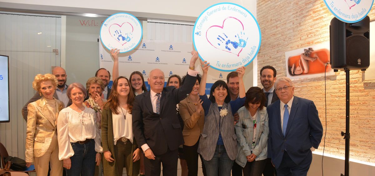 El presidente del Consejo General de Enfermería, Florentino Pérez Raya, en el centro de la imagen, acompañado de pacientes y profesionales en la presentación de la campaña, este miércoles en Madrid