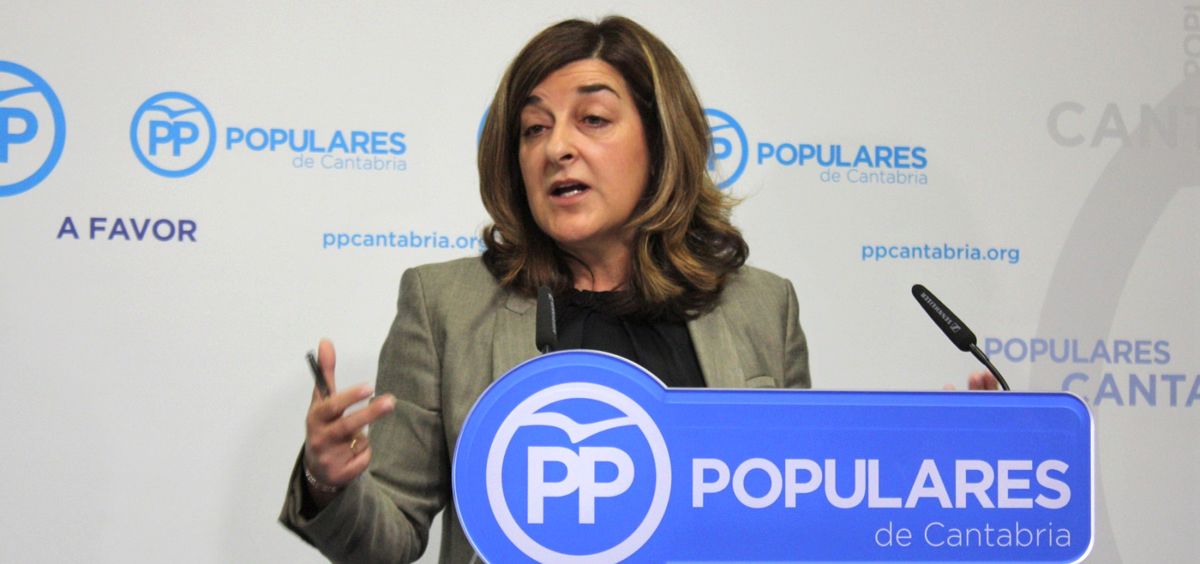María José Sáenz de Buruaga, presidenta del PP de Cantabria, informando de que su partido denunciará ante la Fiscalía las irregularidades del SCS.