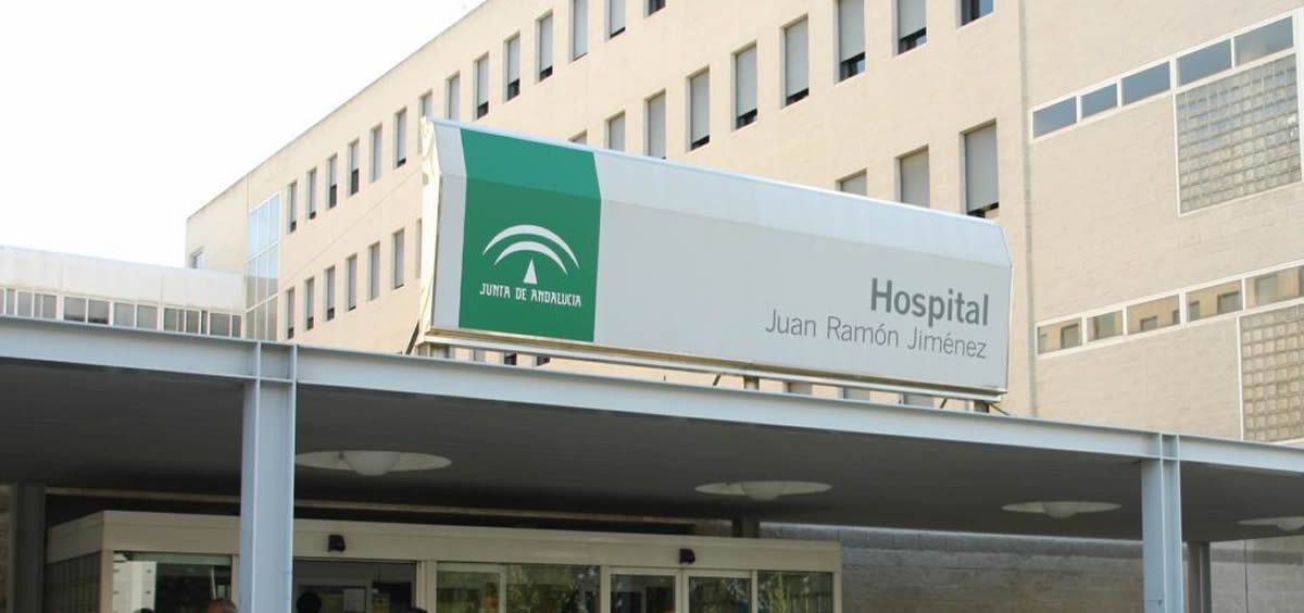 Fachada del Hospital Juan Ramón Jiménez, en Huelva.