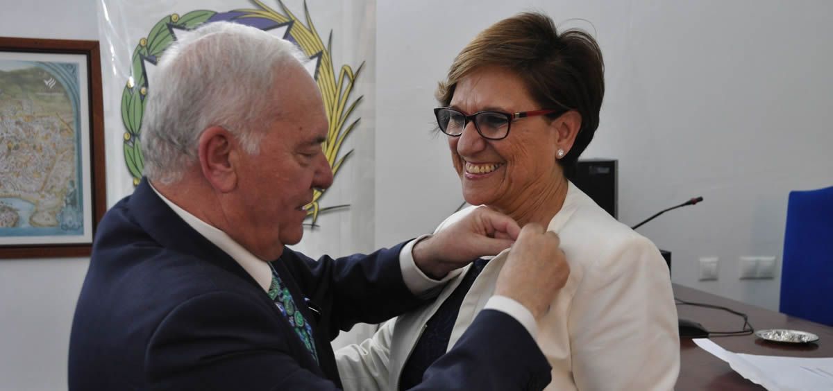 Florentino Pérez Raya hace entrega de una insignia a una enfermera recién jubilada en Córdoba