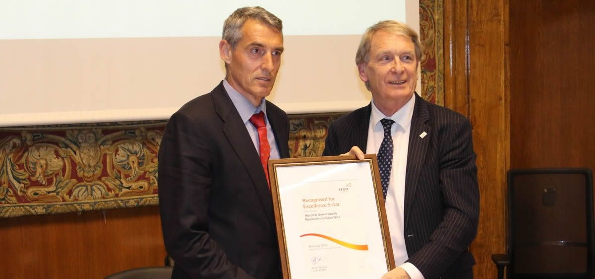 Juan Antonio Álvaro de la Parra recibe el Reconocimiento de Excelencia en Gestión EFQM Cinco Estrellas de manos de Leon Tossaint