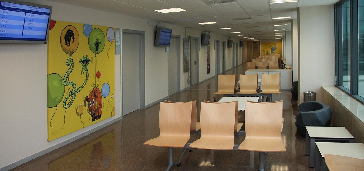 Sala de espera de consultas infantiles del Hospital La Fe de Valencia, donde es atendido el niño que necesita el tratamiento de la hormona del crecimiento