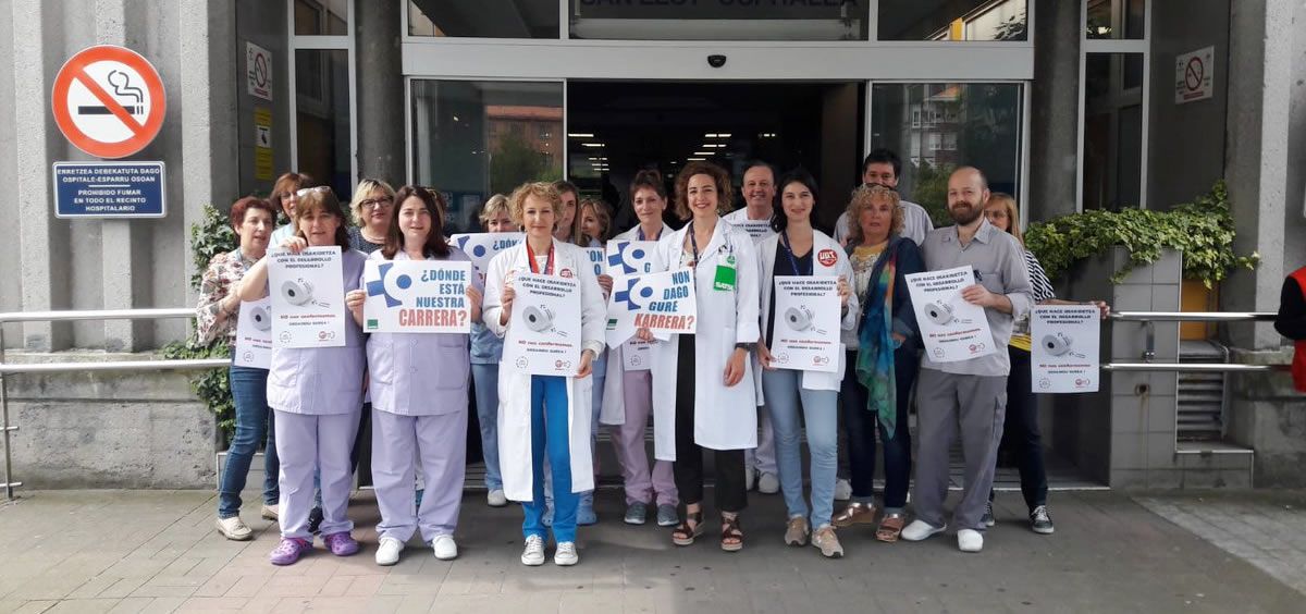 Profesionales sanitarios a las puertas de un centro sanitario, este miércoles en el País Vasco