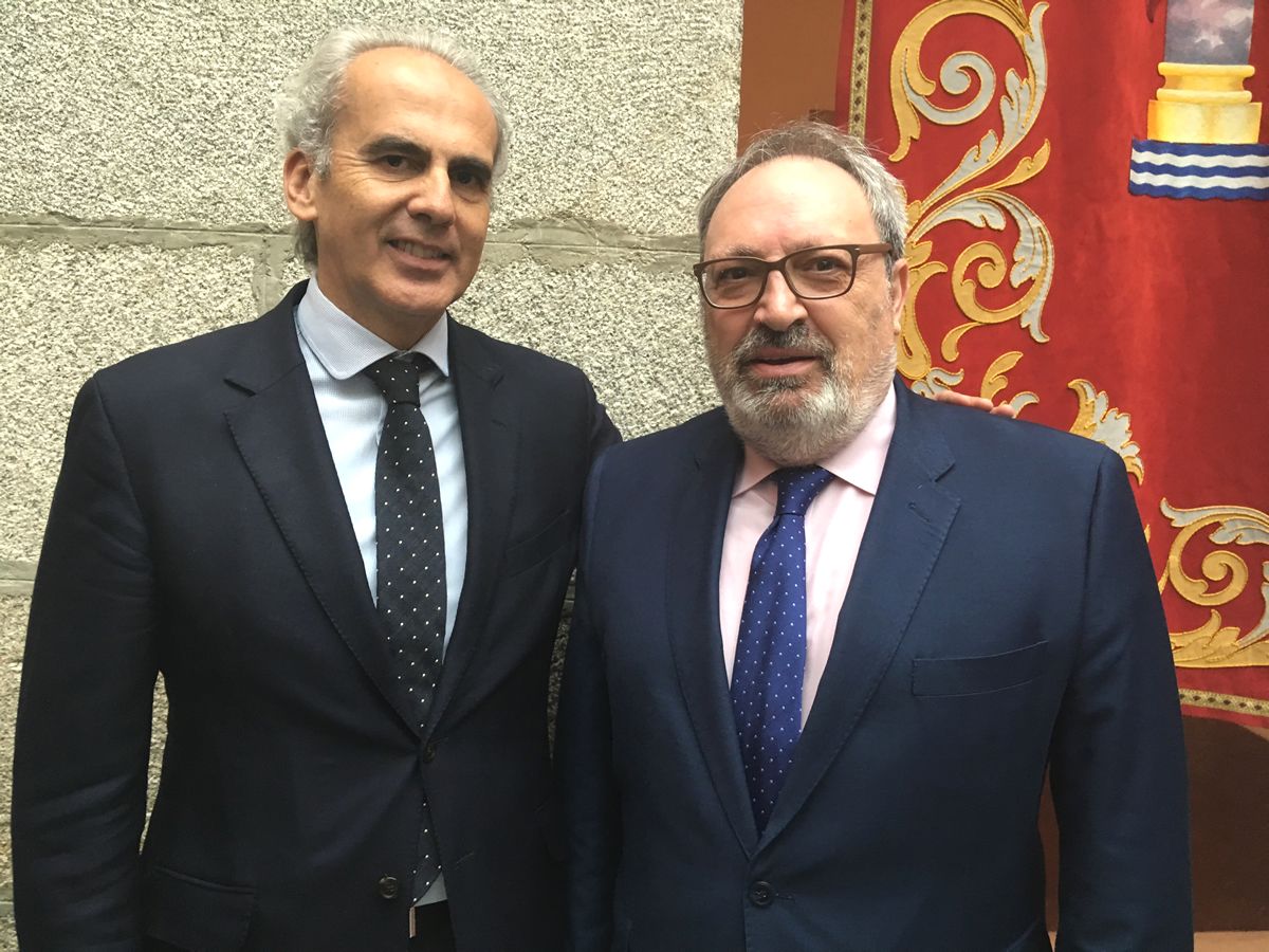 Enrique Ruiz Escudero junto a Juan Blanco, CEO del Grupo Mediforum.