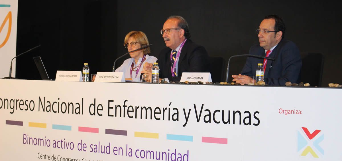 José Antonio Ávila, en el centro de la imagen, junto a José Luis Cobos e Isabel Trespaderne, han analizado la situación de las vacunas con el nuevo Real Decreto