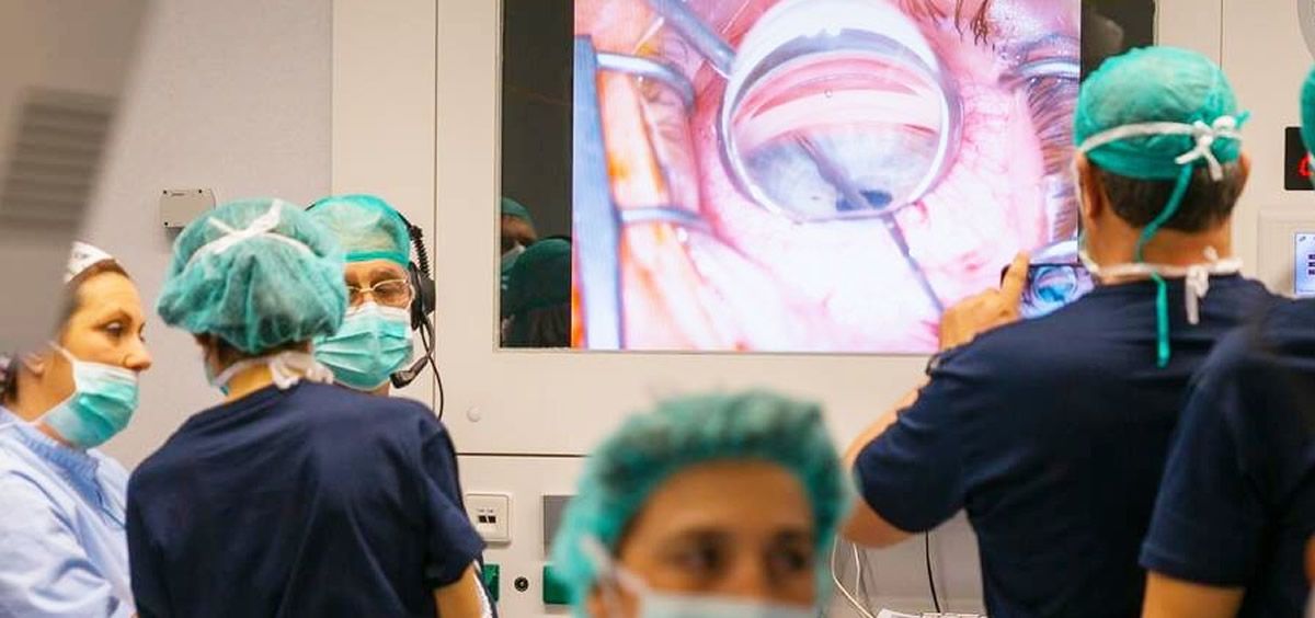 El Hospital de Torrevieja corrige glaucomas con implantes microscópicos