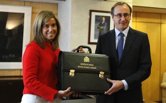 Ana Mato (izquierda) y Alfonso Alonso (derecha), los dos ministros de Sanidad durante la primera legislatura del Gobierno de Mariano Rajoy.