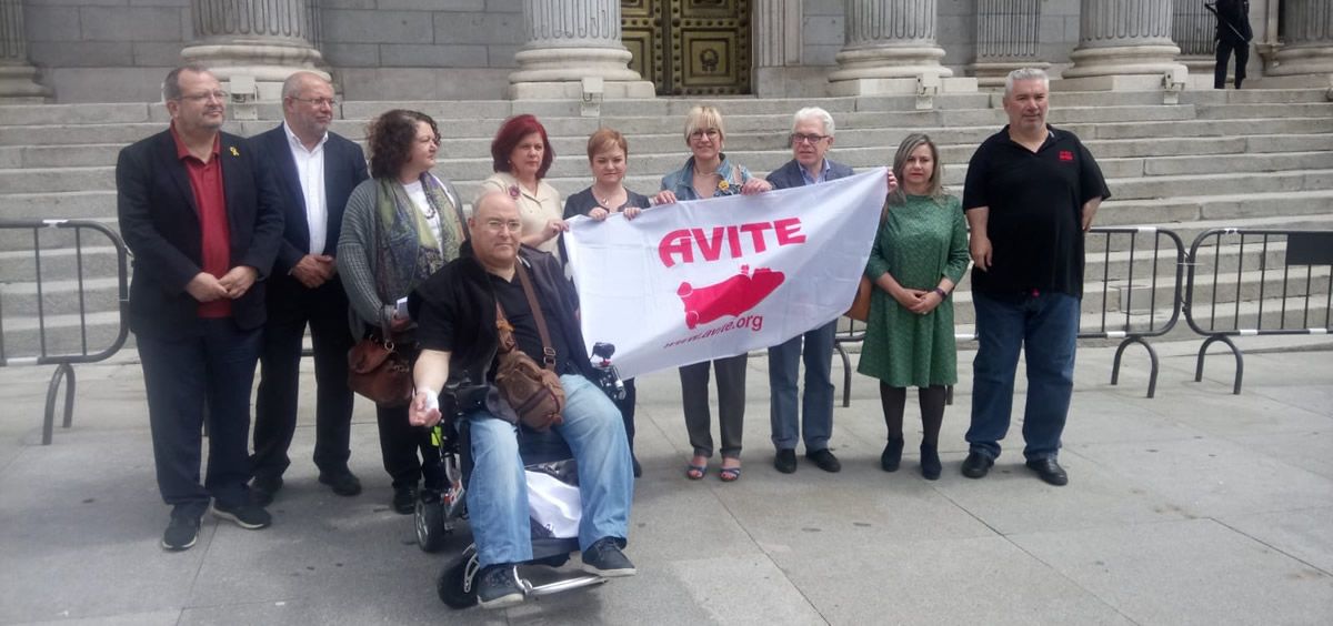 Varios diputados junto a los representantes de Avite durante su concetración a las puertas del Congreso