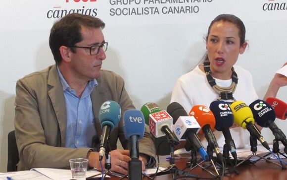 Iñaki Lavandera, portavoz de Grupo Parlamentario Socialista, y Patricia Hernández, presidenta del PSOE de Canarias.