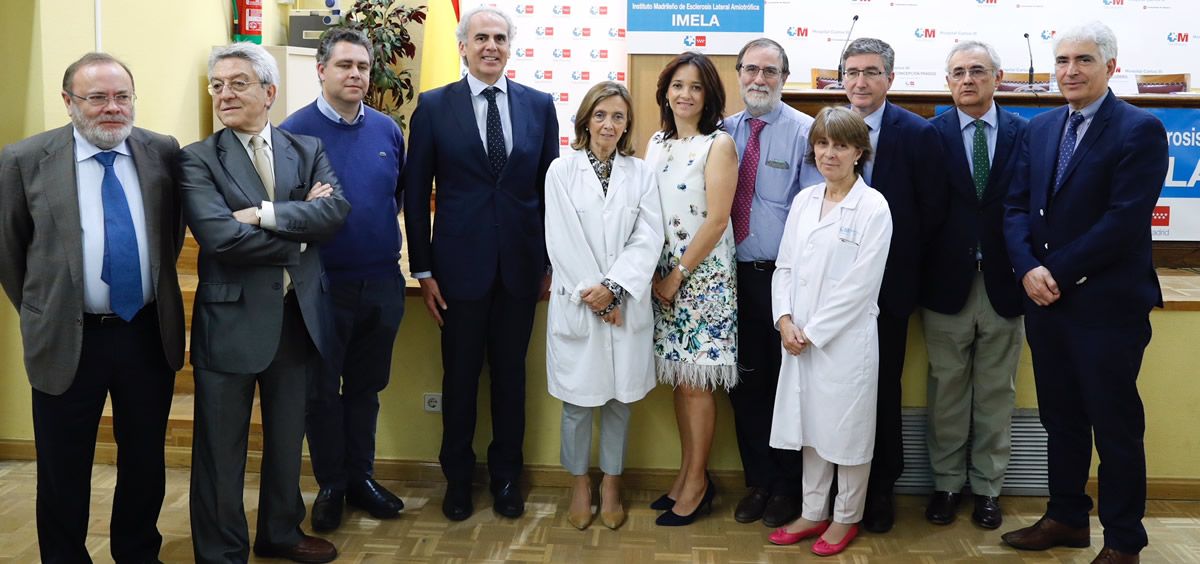 El consejero de Sanidad de Madrid junto a representantes de la Fundación Luzon y de todos los hospitales implicados en esta estrategia en ELA durante la presentación del Imela