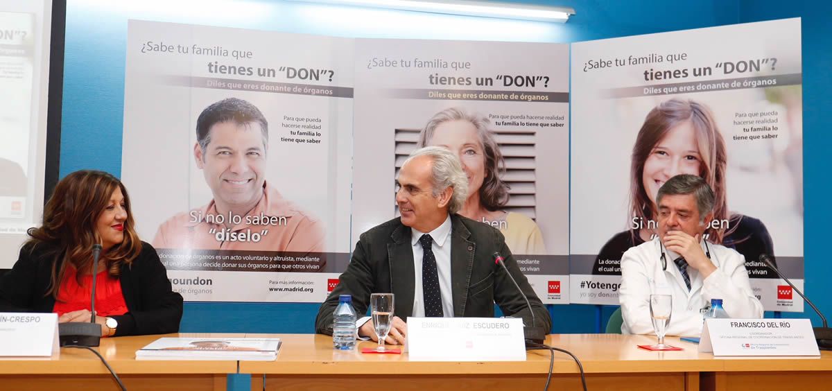 De izquierda a derecha: Iluminada Martín Crespo, Enrique Ruiz Escudero y Francisco del Río, en la presentación de la campaña a favor de la donación de órganos