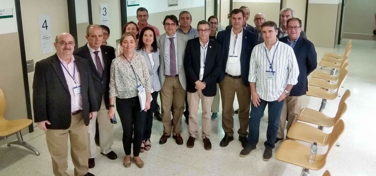 El consejero de Sanidad de Extremadura, José María Vergeles, ha asistido a la prueba ECOE en el contexto de la cátedra Semergen-UEX