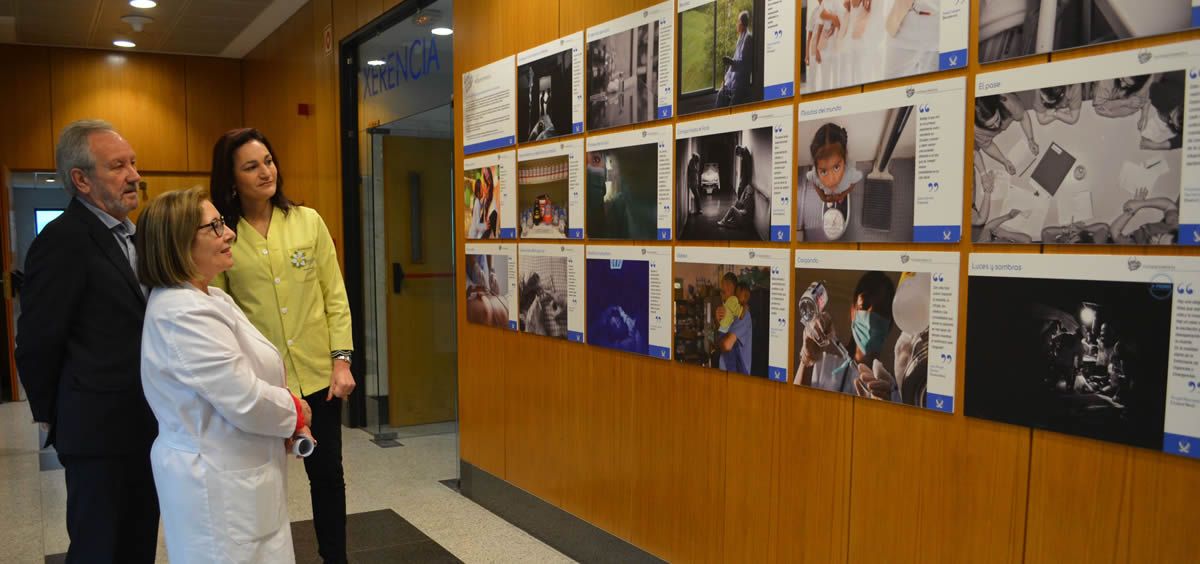 La exposición FotoEnfermería, en el vestíbulo de la entrada principal del Hospital Clínico Universitario de Santiago de Compostela