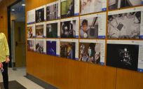 La exposición FotoEnfermería, en el vestíbulo de la entrada principal del Hospital Clínico Universitario de Santiago de Compostela