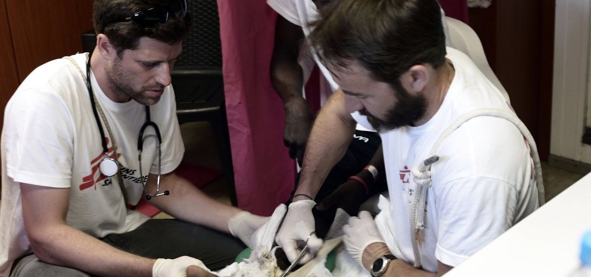 Profesionales de Médicos Sin Fronteras prestan atención sanitaria uno de los refugiados a bordo del Aquarius