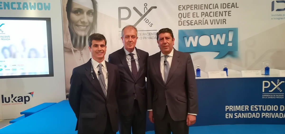De izquierda a derecha: Adolfo Fernández-Valmayor, Luis Mayero y Manuel Vilches, representantes de la Fundación IDIS, han presentado el estudio sobre la percepción de los pacientes de la sanidad privada