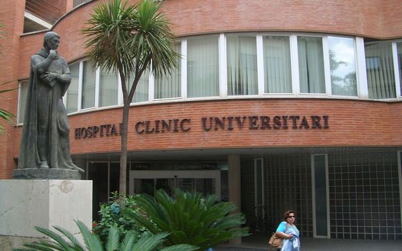 Valencia expedienta a dos médicos del Clínico por coaccionar a una profesional