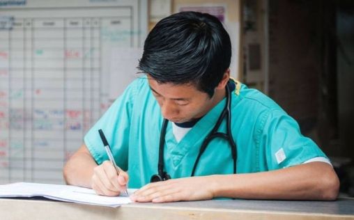 Las autorizaciones de trabajo a extranjeros en el sector sanitario subieron un 16% hasta noviembre