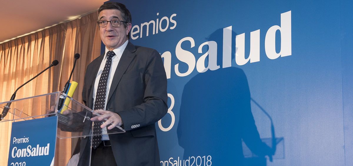 Patxi López durante su discurso de agradecimiento con el Premio ConSalud 2018