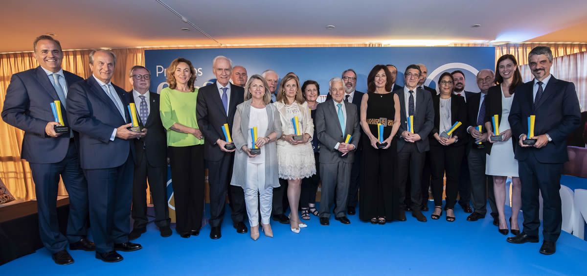 Foto de familia de los premiados en la tercera edición de los Premios ConSalud 2018.
