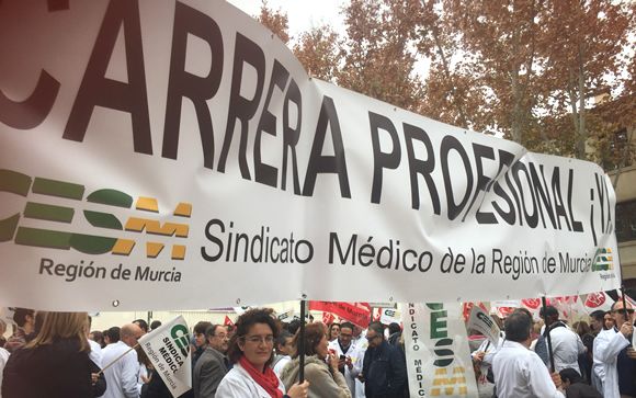 Los médicos de Murcia acudirán a los tribunales si no se reactiva la carrera profesional