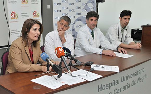 Marta Cardona, directora de la Fundación CRIS; Pedro Carlos Lara, presidente de la SEOR; y Jesús Blanco, especialista de Oncología Radioterápica. 