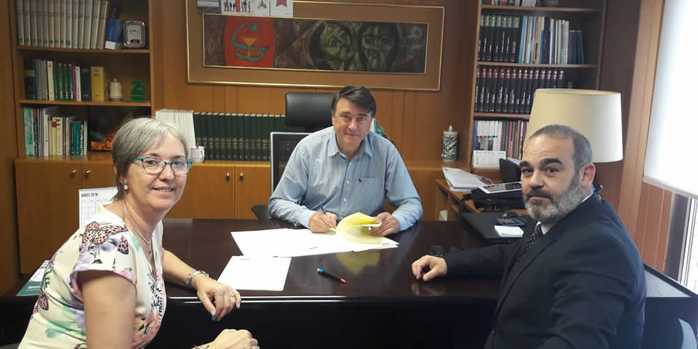 Josep Aiguabella, presidente del Colegio de Farmacéuticos de Lérida, flanqueado por Magda Alonso, asesora de PSN Lérida, y Joan Ramírez, director de oficina de PSN