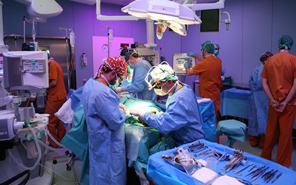 Un equipo del Vall d`Hebron realiza un intervención de parálisis facial con este método. 