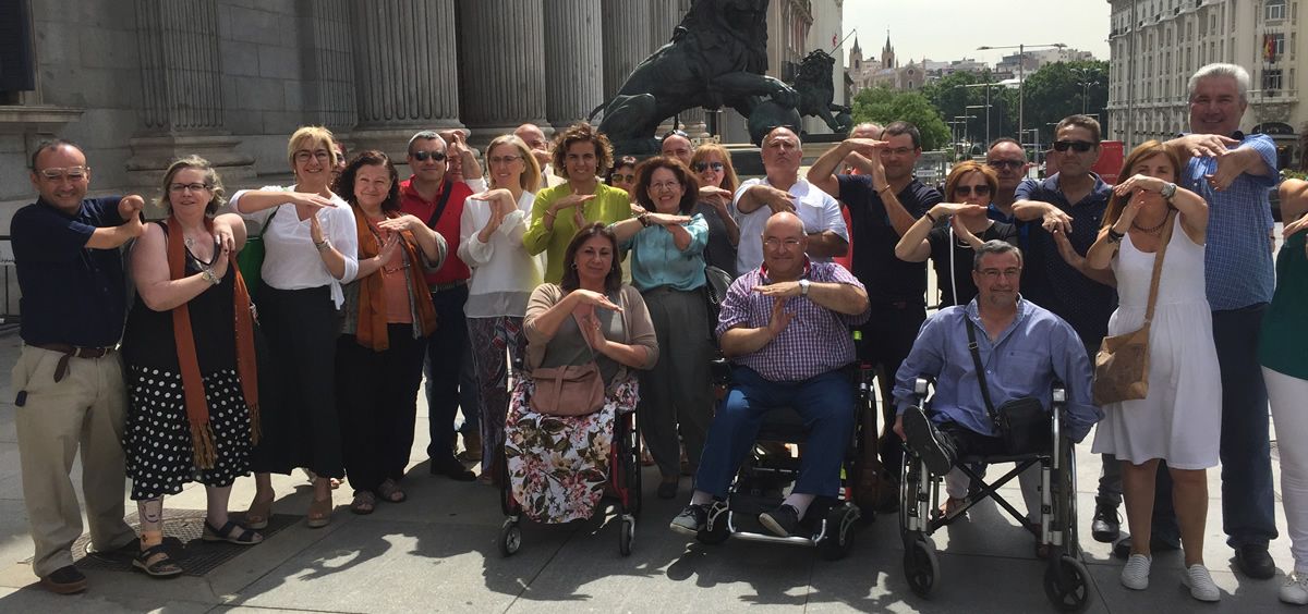 Varios afectados españoles de la talidomida en las puertas del Congreso de los Diputados el pasado jueves