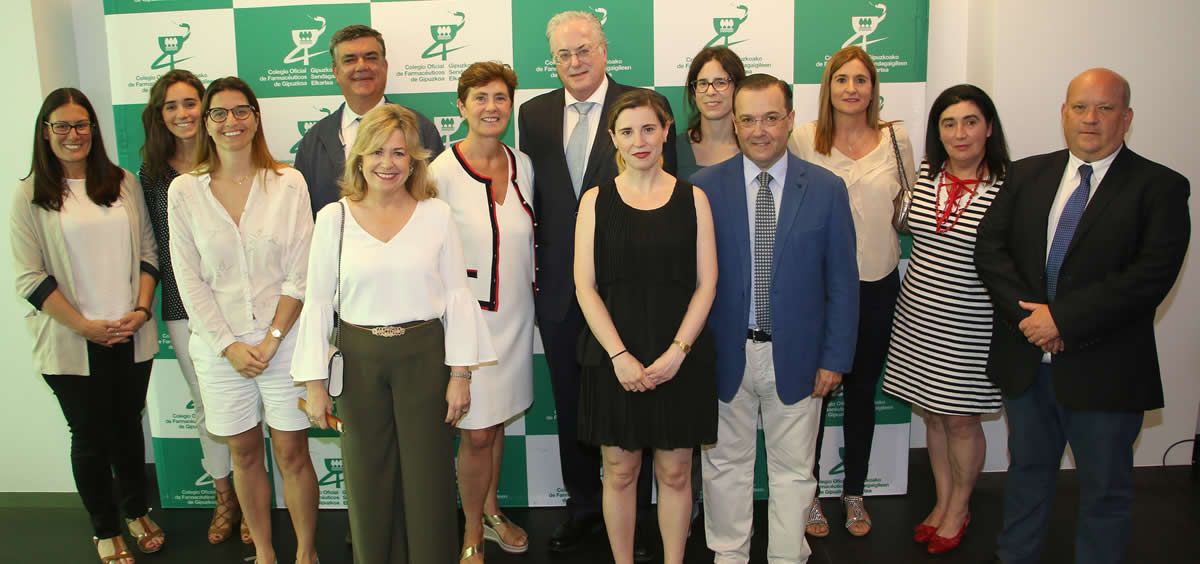 Miguel Ángel Gastelurrutia junto a varios miembros de la nueva Junta de Gobierno y Vocalías del Colegio Oficial de Farmacéuticos de Gipuzkoa.