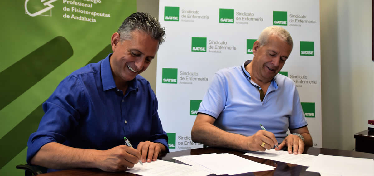 Juan Manuel Nieblas Silva y José Sánchez Gámez, representantes del Colegio Profesional de Fisioterapeutas de Andalucía y Satse, en el momento de la firma del acuerdo de colaboración