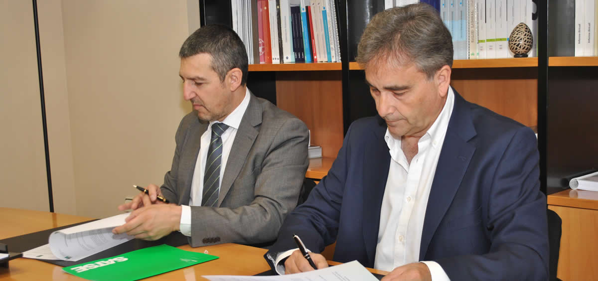Los representantes del Foro Español de Pacientes y Satse, Andoni Lorenzo y Manuel Cascos, durante la firma del acuerdo de colaboración