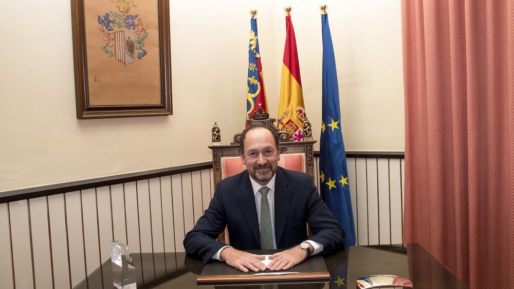 El alcalde de Orihuela, Emilio Bascuñana, en su despacho