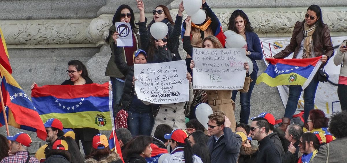 Un grupo de personas se manifiestan contra las políticas de Nicolás Maduro en Venezuela