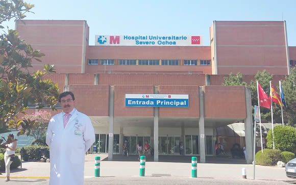 El gerente del Hospital Universitario Severo Ochoa, Domingo del Cacho, frente a la entrada principal del centro 