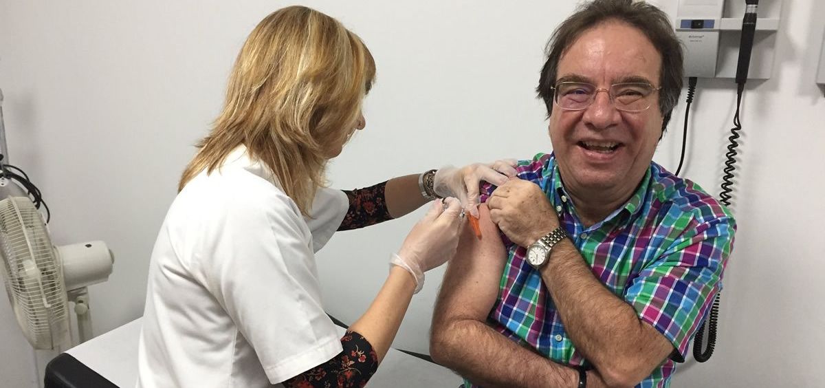 El presidente de la AEV, Amós García, en una foto de archivo recordando la importancia de la vacunación
