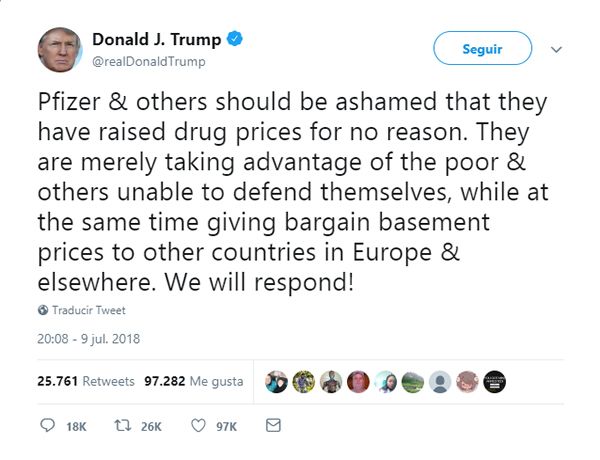 Donald Trump critica a Pfizer en Twitter.