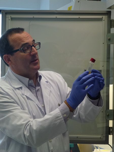 El Dr. Rafael Delgado observa una muestra en el laboratorio
