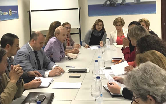 Reunión entre la asociación 'Huelva, por una sanidad digna' y varios partidos políticos.