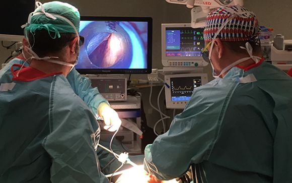 Un equipo del hospital interviniendo con laparoscopia en 3-D.