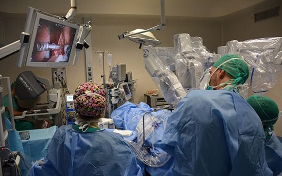 Realizan una laringectomía total robótica por primera vez en España